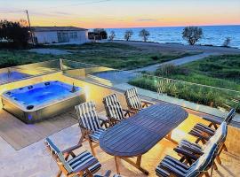 Villa Arkadia Seafront Villa Ai-Lagoudis Beach, boende vid stranden i Kyparissia