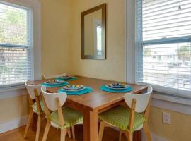 1BR 1BA NorthStar Bungalow. Just Steps to the beach and the bay., hotel en St Pete Beach