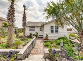 Oceanfront Amelia Island Cottage Deck and Boardwalk – hotel w mieście Fernandina Beach