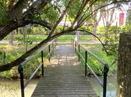 La Passerelle de Crécy, hotel in Crecy la Chapelle