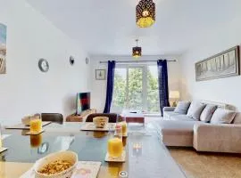 Riverside Apartment with Parking 1 Mile from Town Centre