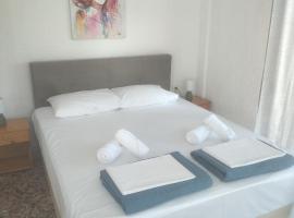 PELEKAN rooms and apartments Athina 34, hotel in Pefkohori