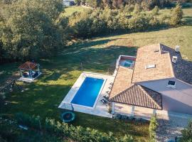 Modern House with private pool, hotel in Žminj