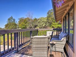 Sonora Hideaway Garden, Balcony, and Scenic View!, cottage in Sonora