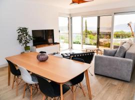 Golden Suit Tivat Heights-Pool & Seaview C1, hotel a Kavač