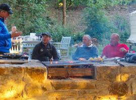 The Wood Yurt, glamping v destinácii Tullow