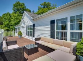 Dog-Friendly New York Vacation Rental with Balcony, hotel with parking in Loch Sheldrake