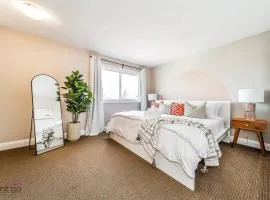 Cozy 3BD w/AC, Patio, Theatre Room, 15 min to DT