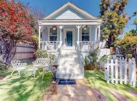 The Surf Station Dog-friendly cottage in the heart of the city with a full kitchen and central AC