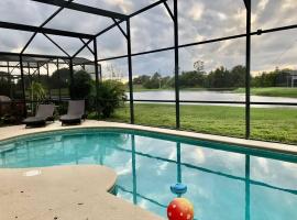 Marvelous Villa 4Beds 4 bath,pool,and lake front., hotel with pools in Kissimmee