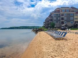 Tamarack Lodge, Hütte in Traverse City