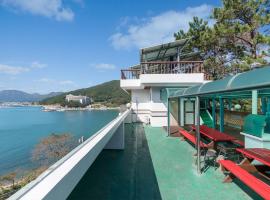 Sunbeach Pension, hotell i Geoje