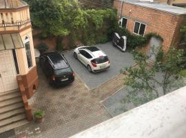 Номера та Паркінг- Rooms & Parking, guest house in Chernivtsi
