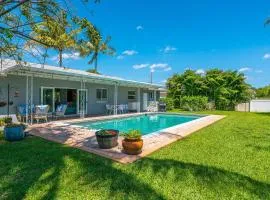 Vibrant Pool Home! Kayak, Firepit & Playground!