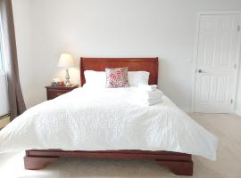 Tranquil Retreat: Spacious 2-Bedroom Suite on a Serene Acreage, hotel blizu znamenitosti Okanagan Villa Estate Winery, Kelovna