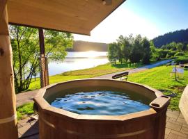 Domki Dobra Miejscówka 50 m od jeziora Solińskiego Sauna Jacuzzi 504-978-418, hotel in Polańczyk