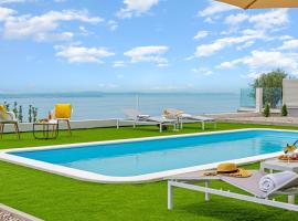 NEW 2-bedroom Villa La Vita with private heated 33sqm pool, hotel in Jesenice