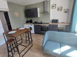 Joli appartement F2 plein centre Coutances, מלון למשפחות בקוטאנס