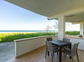Beachfront apartment with exclusive access: Strongoli'de bir kiralık tatil yeri