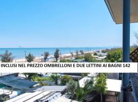 SE008 - Senigallia, bilocale sul mare con spiaggia: Senigallia'da bir daire