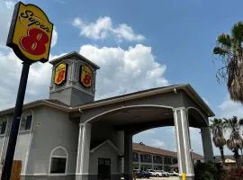 Super 8 by Wyndham Houston North I-45