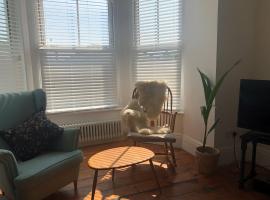 The Nest, Central Falmouth, 10 mins to the beaches and off street parking, kis&aacute;llatbar&aacute;t sz&aacute;ll&aacute;s Falmouthban