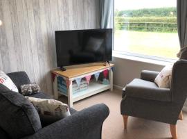 Beach House, hotel with parking in Gristhorpe