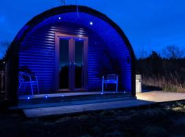 Pond View Pod 3 With Private Hot Tub - Pet Friendly -Fife - Loch Leven - Lomond Hills, poilsiautojų namelis mieste Kelty