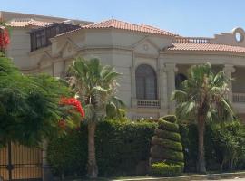 Super luxurious villa with large landscape areas، كوخ في القاهرة