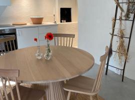 Two Bedroom, Newly Renovated, Garden Apartment, Gärsnäs Österlen, hotel in Gärsnäs