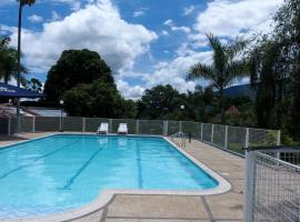 Finca Paysandú, hotel con piscina en Cutucumayo