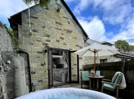 The Stables - Detached Cottage with Private Garden & Hot Tub, hotel with jacuzzis in St Austell