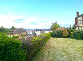 Rochester town centre beautiful 3-Bedroom House with garden, hotel in Strood