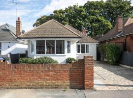 Seaside Family Bungalow for 5 people with garden and driveway parking, hotell med parkeringsplass i Kent