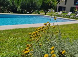 Quinta do Paúl de Baixo, hotel with pools in Guimarães