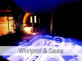 Hütte41: Ganze Hütte nah am See mit privatem Whirlpool, Sauna. Umzäunt., hotell i Waldkirchen