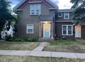 Anoka Apartments in Historical Victorian House, hotel con estacionamiento en Anoka