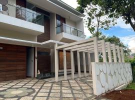 Cozy villa with swimming Pool in Sentul, hotel di Bogor