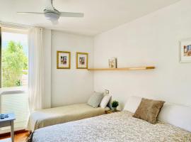 Habitación céntrica con Aire Acondicionado Baño privado Nevera, homestay in Cadaqués