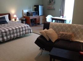 Private, Spacious Studio Apartment, Bath, Quiet, holiday rental sa Chesapeake
