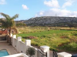 Spacious, modern apartment near beach andclose to st. Julians, готель у місті Naxxar