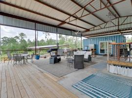 Pet-Friendly Bastrop Container Home Near Hiking!, hotel in Bastrop