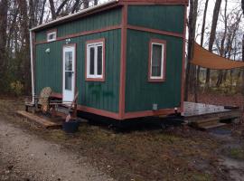 Rural Tiny House in the Edge Of the Woods, holiday rental sa Chesapeake