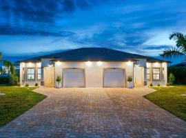 Entire Luxury Duplex Gulf Access Heated Saltwater Pool, Hotel in Cape Coral