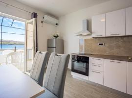 Bepo Apartments at beach, appartement in Metajna