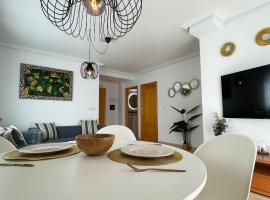 Modern 2 Bedroom Apt 200m to Beach Full Air Con, דירה בסן פדרו דל פינטר