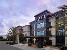 Staybridge Suites Carlsbad/San Diego, an IHG Hotel, hotel a prop de Belching Beaver Brewery, a Carlsbad