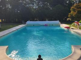 Domaine de La Sarrotte, Hotel mit Whirlpools in Saugon