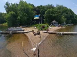 StoneWall House Lakeside Suite