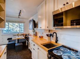 Amazing Renovation, Premium Top Floor Unit Near Downtown, Access to Hot Tubs and Firepit PM6B, huoneisto kohteessa Breckenridge